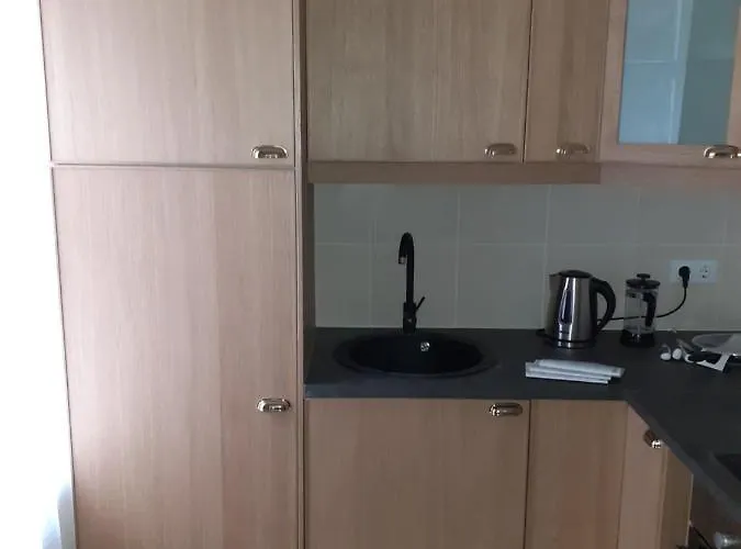 Hot Ernestines 7-3 Enjoy The Feel Of And History!